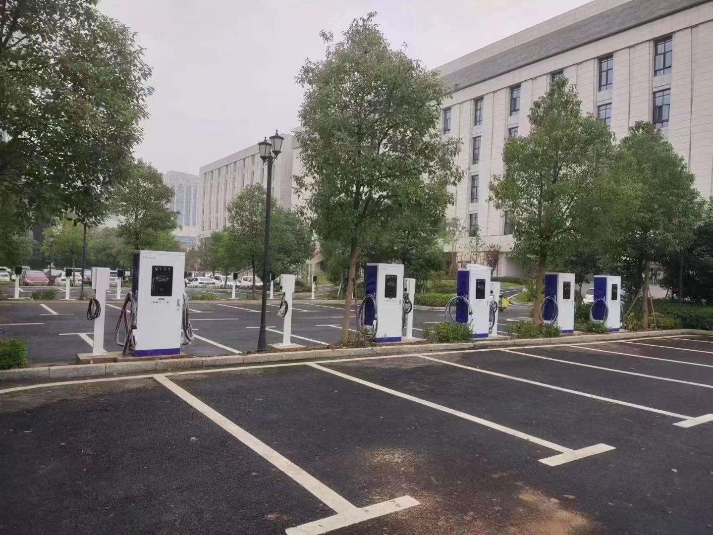 深圳青源新能源電動(dòng)汽車(chē)充電樁廠家合作客戶(hù)案例：商貿(mào)中心充電樁應(yīng)用案例